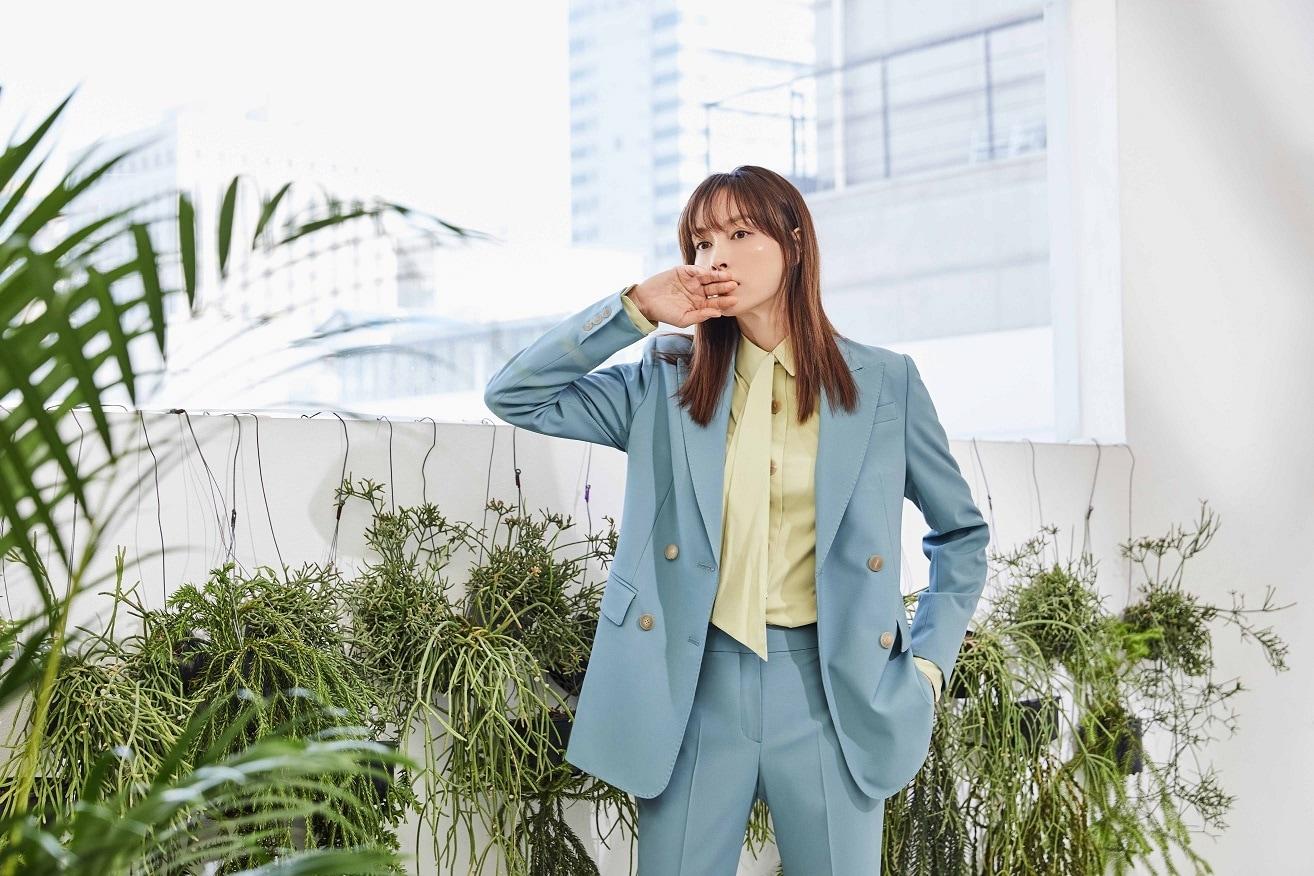 본문 이미지 - 이태리 톨레뇨 슈트와 수미파코튼 블라우스 이나영 화보컷 ⓒ 뉴스1