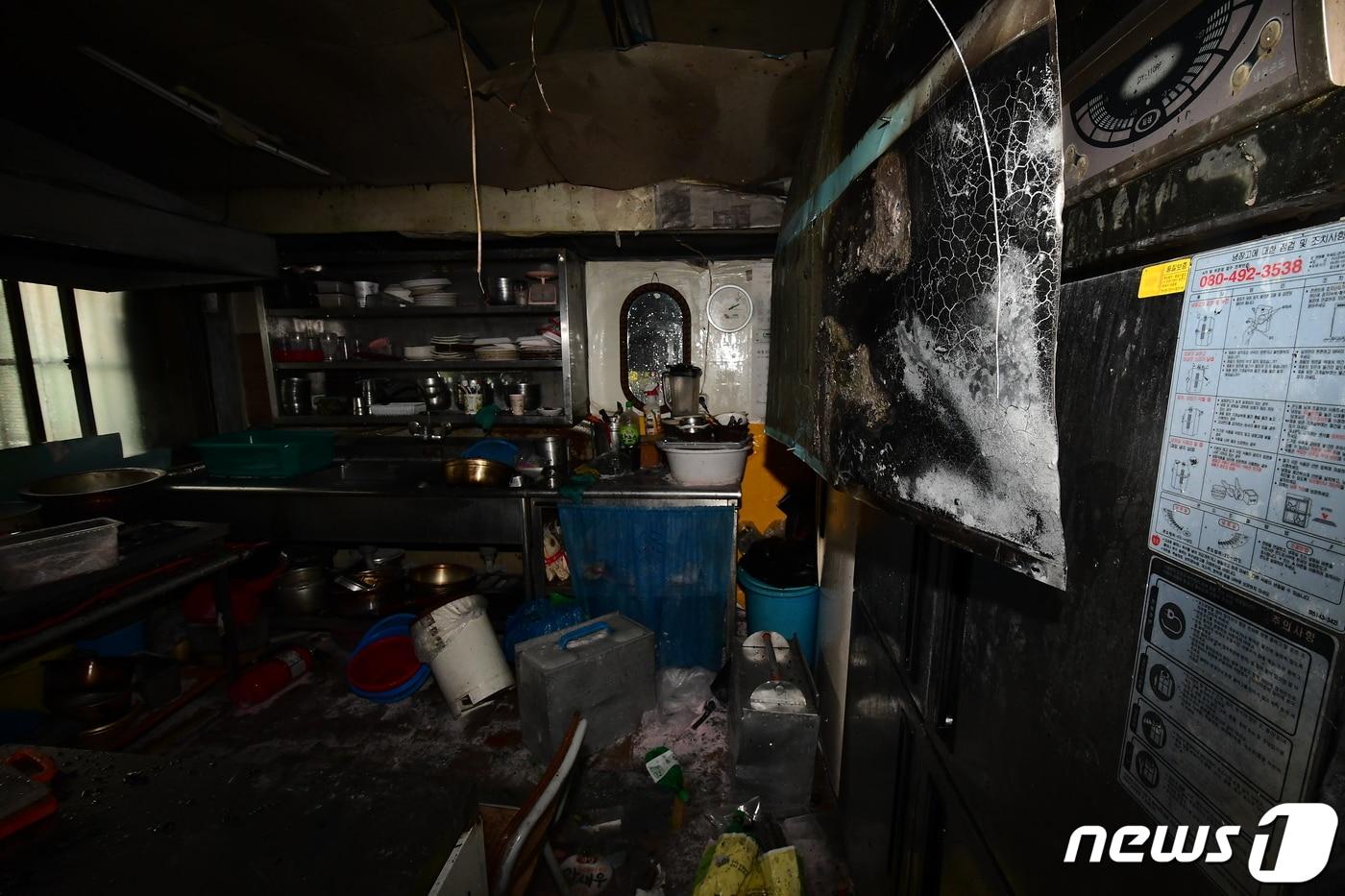 19일 오후 1시39분께 인천시 계양구 효성동 한 상가주택 건물 1층 음식점에서 불이 나 신고를 받고 출동한 소방대원들이 진화작업을 벌였다. (인천 계양소방서 제공) 2020.2.20/뉴스1 ⓒ News1