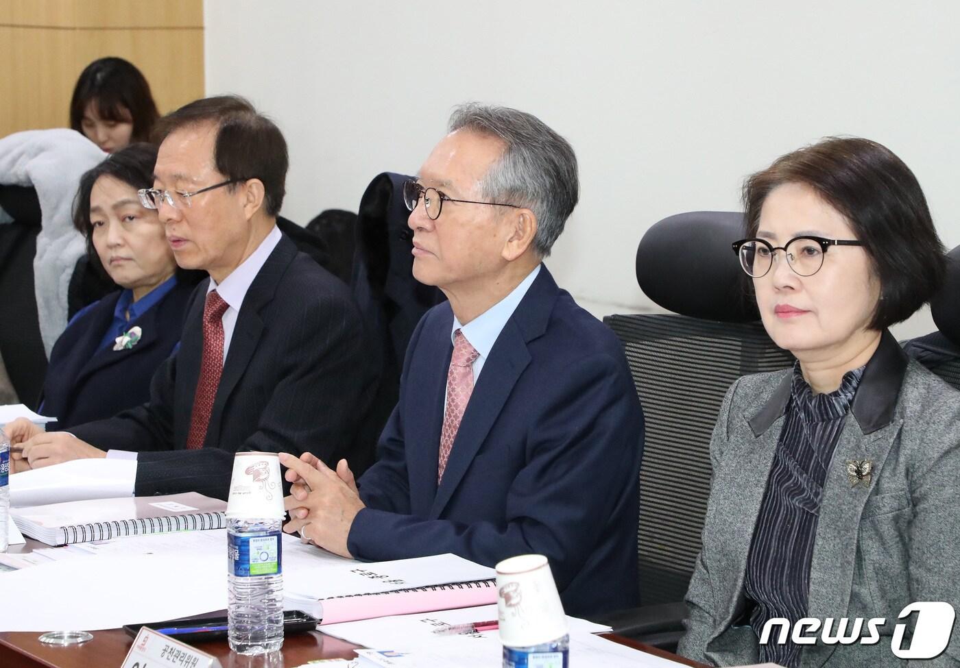본문 이미지 - 김형오 미래통합당 공천관리위원장이 20일 오전 서울 여의도 국회 의원회관에서 총선 공천 신청자 면접을 진행하고 있다. 2020.2.20/뉴스1 ⓒ News1 김명섭 기자