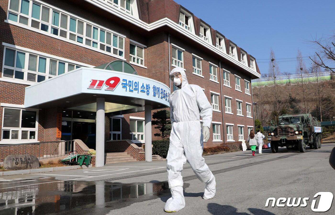 본문 이미지 -  광주 광산구 광주소방학교 생활관 방역을 위해 관계자가 준비를 하고 있다.ⓒ News1 DB