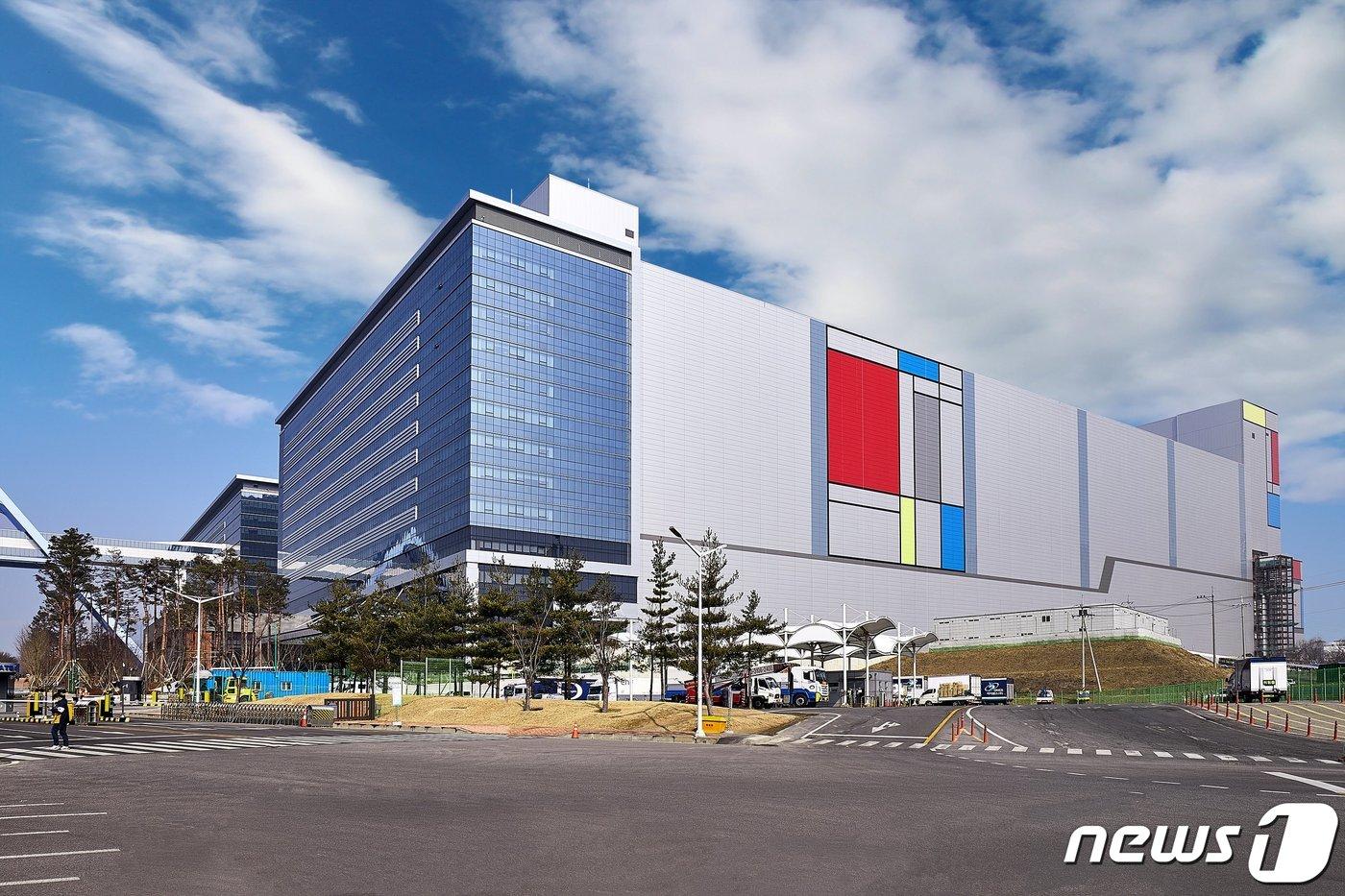 삼성전자 화성사업장의 EUV(극자외선) 전용 파운드리 생산 'V1 라인' 전경(삼성전자 제공) ⓒ 뉴스1