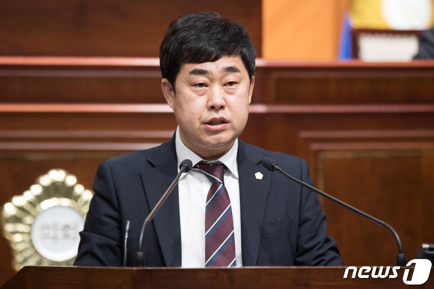 본문 이미지 - 박광일 군산시의회 의원이 20일 열린 제224회 1차 본회의에서 군산산업·고용위기대응 특별지역 지정을 촉구하는 건의문에 대해 설명하고 있다. ⓒ 뉴스1