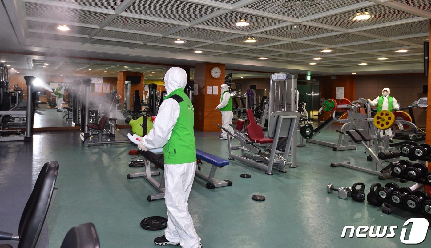 20일 경북 포항시에서도 40대 여성 한명이 신종코로나감염증(코로나19)확진환자로 발표되자 남구에 있는 다중이용시설에서 소독작업이 진행되고 있다. 2020.2.20/뉴스1 ⓒ News1 최창호 기자