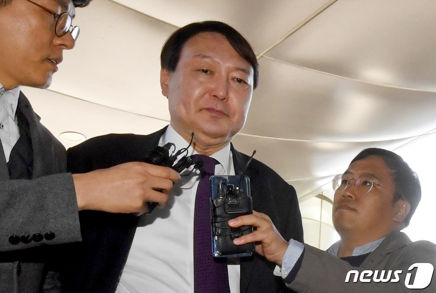 윤석열 검찰총장이 20일 오후 광주 동구 산수동 광주지방·고등검찰청을 찾아 청사에 들어서기 앞서 취재진의 질문을 받고 있다. 2020.2.20/뉴스1 ⓒ News1 황희규 기자