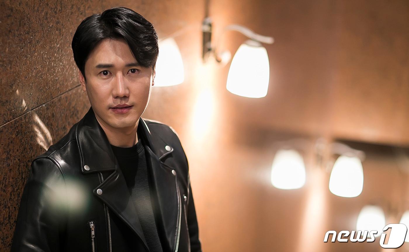 본문 이미지 - 트로트가수 신성이 20일 오전 서울 종로구 뉴스1 본사에서 인터뷰를 앞두고 포즈를 취하고 있다. 2020.2.20/뉴스1 ⓒ News1 이동해 기자