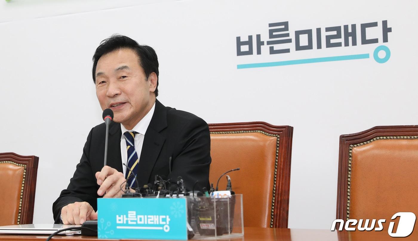 본문 이미지 - 손학규 바른미래당 대표가 20일 오후 서울 여의도 국회에서 기자회견을 갖고 발언을 하고 있다.  2020.2.20/뉴스1 ⓒ News1 임세영 기자