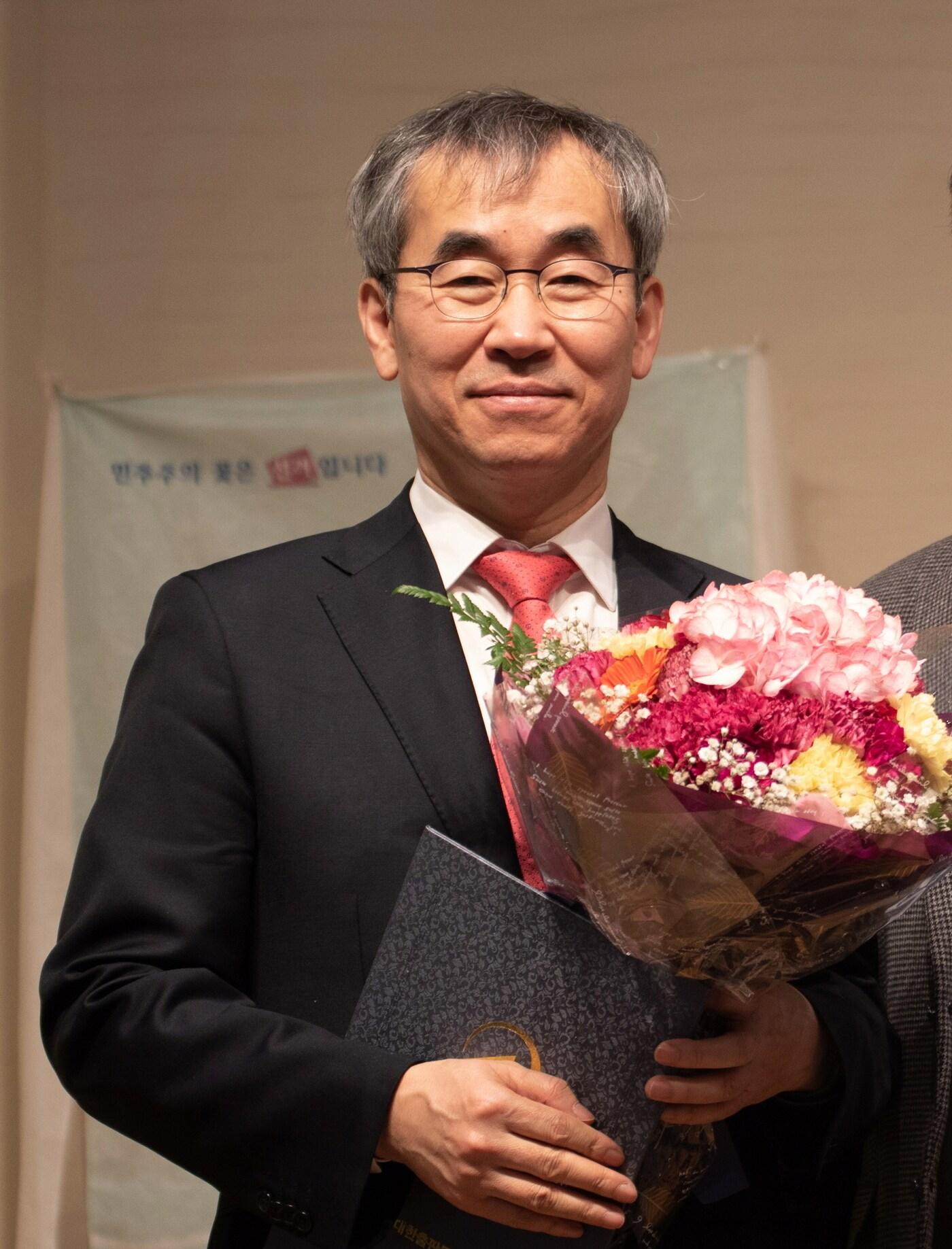 본문 이미지 - 대한출판문화협회장 재선에 성공한 윤철호 사회평론 대표.(대한출판문화협회 제공)ⓒ 뉴스1