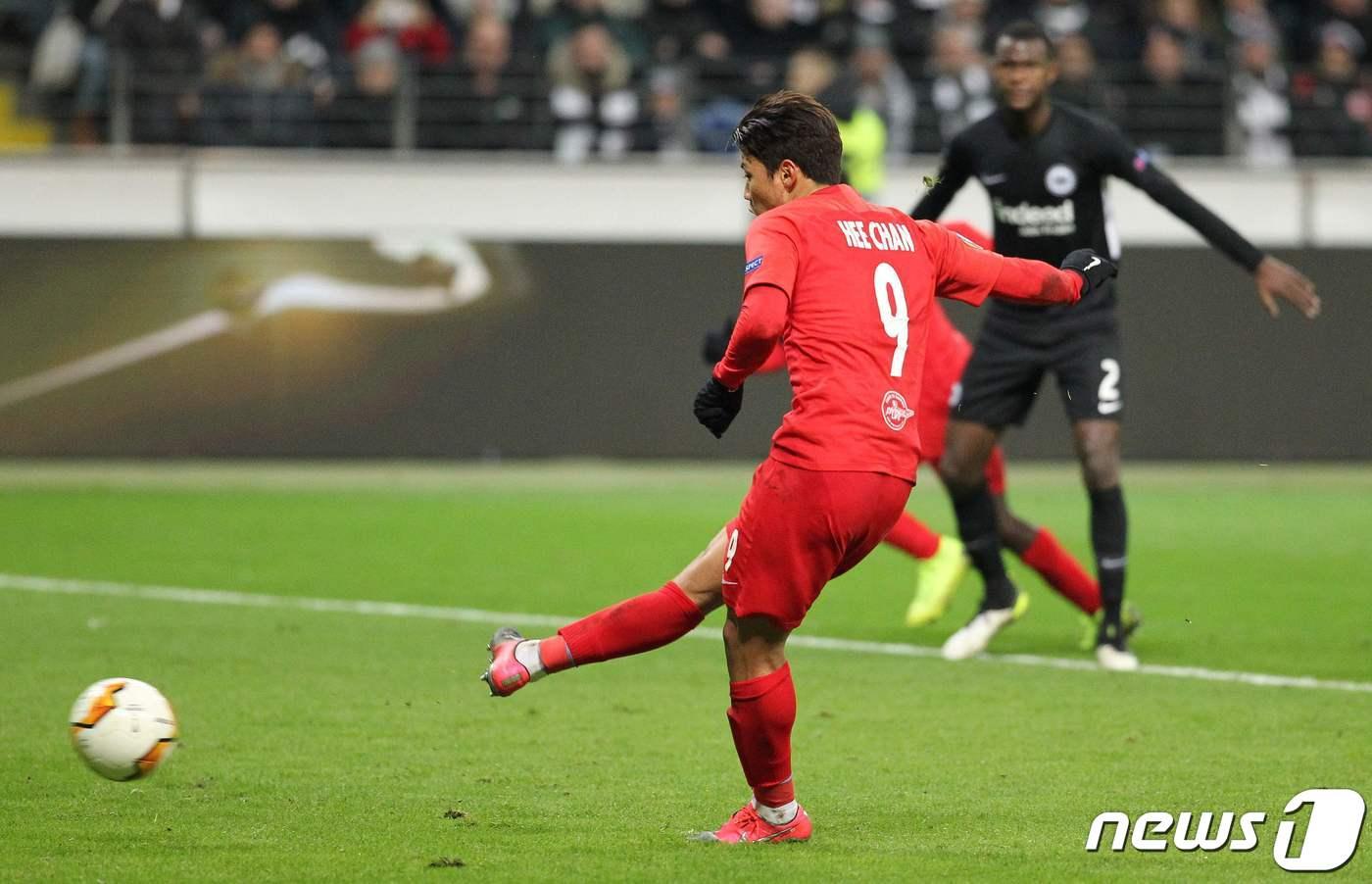 황희찬이 프랑크푸르트전 페널티킥 기회에서 슛을 하는 모습. ⓒ AFP=뉴스1