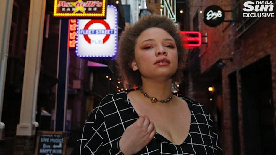 본문 이미지 - 미카엘라 스필버그 <더선 인터뷰 동영상 갈무리>