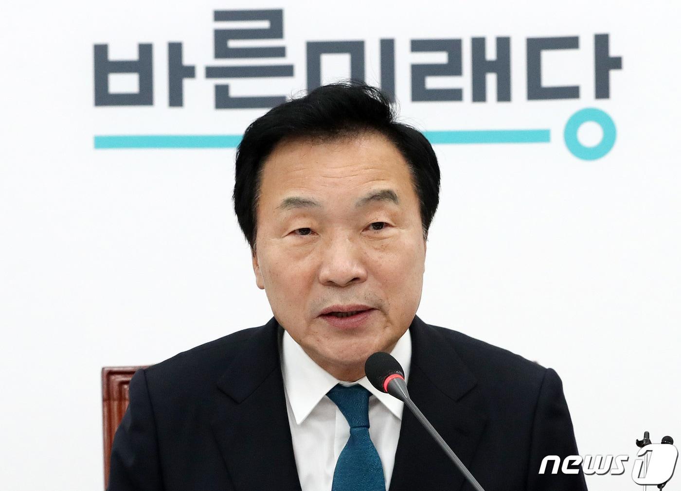 본문 이미지 - 손학규 바른미래당 대표가 21일 오전 서울 여의도 국회에서 열린 최고위원회의에서 모두발언을 하고 있다. 손학규 대표는 전날 기자회견을 갖고 대표직에서 물러난다고 밝혔다. 바른미래와 대안신당, 민주평화당 등 3당은 손 대표가 직을 내려놓는 24일 합당 절차를 매듭 짓기로 합의했다. 2020.2.21/뉴스1 ⓒ News1 박세연 기자