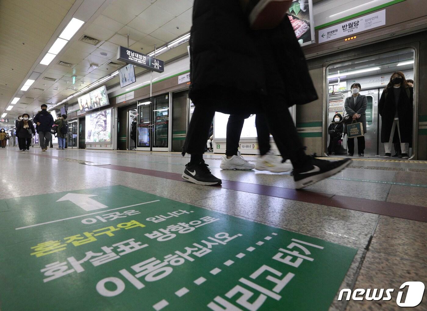 본문 이미지 - 대구교통공사 등 전국 6개 도시철도 운영기관 노사가 무임승차 손실 비용 국가 보전을 위한 정치권 차원의 법제화를 공동 건의했다. 사진은 대구도시철도 반월당역. (사진은 기사 내용과 무관함) 뉴스1 ⓒ News1 자료 사진