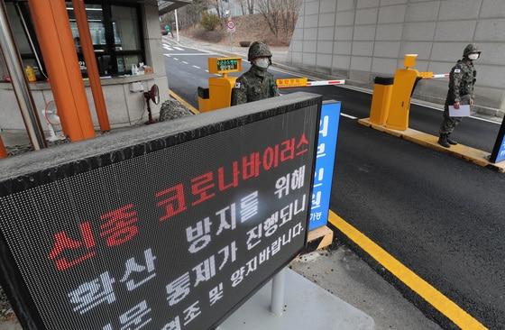 본문 이미지 - 지난 21일 '코로나19' 확진 장병이 이송된 경기도 성남시 국군수도병원에서 군 장병들이 출입을 통제하고 있다.  ⓒ News1 조태형 기자