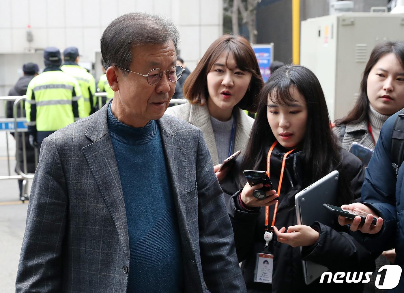 본문 이미지 - 원혜영 더불어민주당 공천관리위원장이 21일 공천위 전체회의에 참석하기 위해 서울 여의도 당사로 들어서며 취재진 질문에 답하고 있다. 2020.2.21/뉴스1 ⓒ News1 박세연 기자