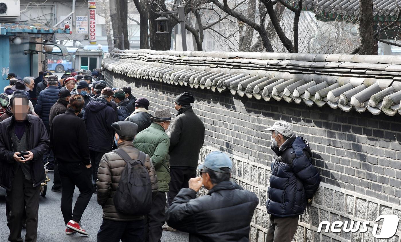 본문 이미지 - 서울 종로구 탑골공원 옆에 자리잡은 원각사 노인무료급식소 앞으로 무의탁 어르신을 비롯한 소외계층 어르신들이 길게 줄을 서 식사 차례를 기다리고 있다. /뉴스1 DB ⓒ News1 민경석 기자