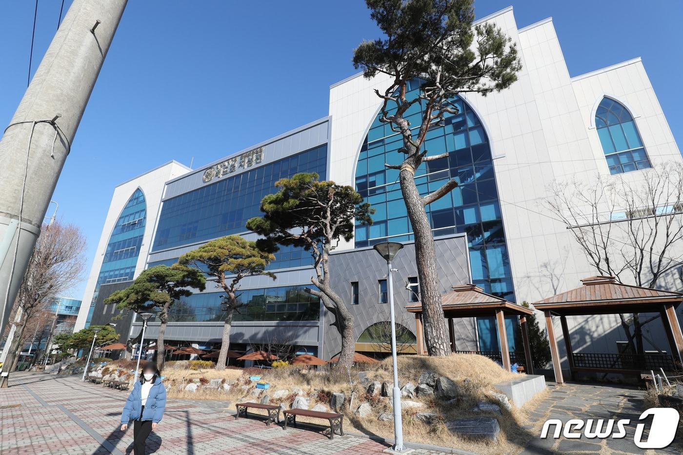 신천지 대구교회 예배 참석과 관련 광주 신도 등 광주지역 6명이 확진 판정을 받은 가운데 23일 오전 광주 광주 북구 신천지 베드로지성전 앞에서 마스크를 착용한 시민이 교회 앞을 지나고 있다. 2020.2.23/뉴스1 ⓒ News1 황희규 기자