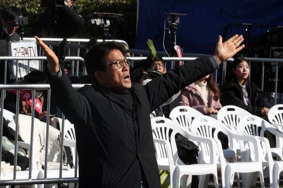 본문 이미지 - 김문수 전 경기지사는 8일 '전국민 고용보험제도'에 대해 국민의 빚으로 생색내겠다는 것이라며 강력 비판했다. ⓒ News1 