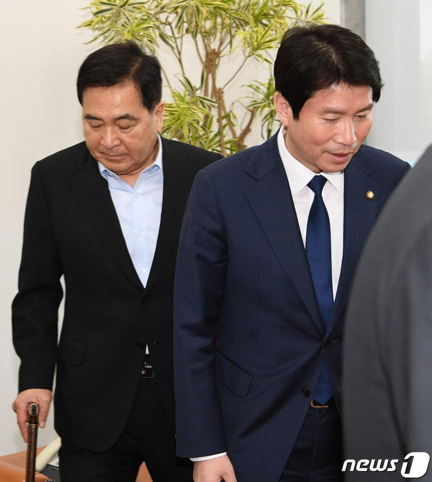 본문 이미지 - 이인영 더불어민주당 원내대표(오른쪽)와 심재철 미래통합당 원내대표가 지난 2월 23일 서울 여의도 국회에서 선거구 획정과 코로나19 추경 등을 안건으로 회동하고 있다. 2020.2.23/뉴스1 ⓒ News1 임세영 기자