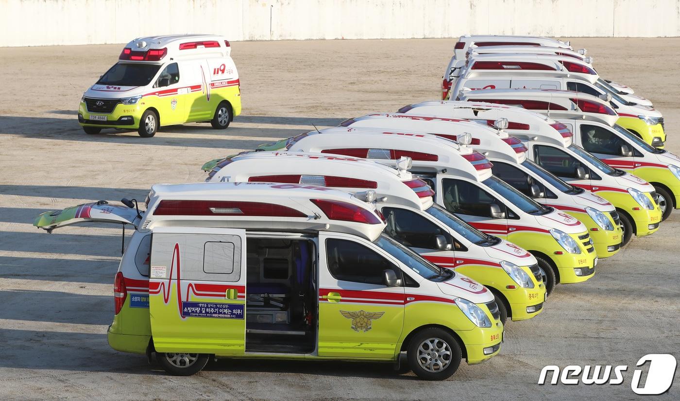 본문 이미지 - 경북 문경지역 119구급대의 응급환자 의료기관 이송이 법적으로는 문제가 없지만, 경증·고령·만성질환자에 대한 세부 기준이 부족해 제도 보완이 필요하다는 지적이 나오고 있다. 2020.2.23/뉴스1 ⓒ News1 공정식 기자