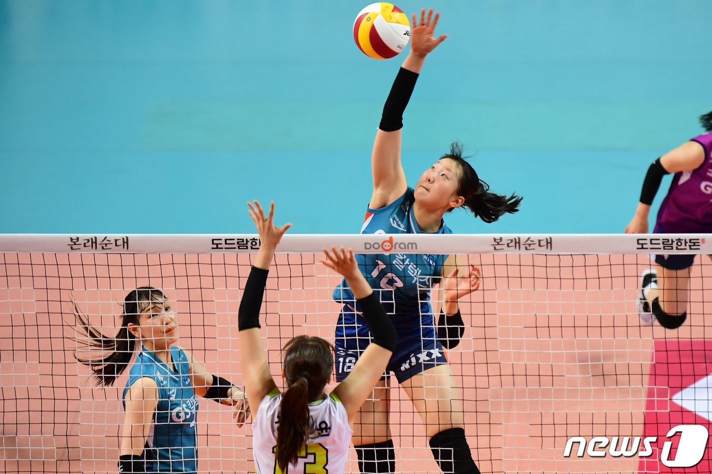 GS칼텍스 권민지가 23일 장충체육관에서 열린 현대건설전에서 스파이크를 날리고 있다. (한국배구연맹 제공) ⓒ 뉴스1