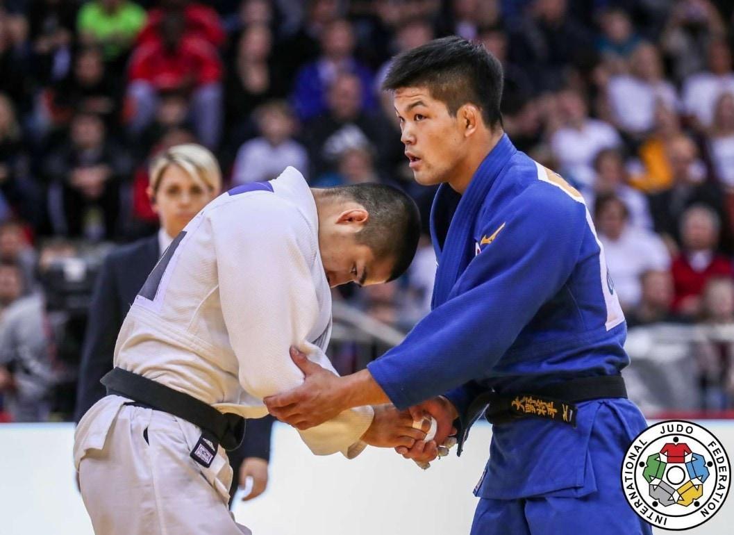 본문 이미지 - 안창림(26·남양주시청)이 지난 22일(이하 한국시간) 독일 뒤셀도르프에서 열린 2020 국제유도연맹 뒤셀도르프 그랜드슬램 남자 73㎏급 결승에서 오노 쇼헤이(28·일본)에게 패한 뒤 악수하고 있다. (국제유도연맹 홈페이지 캡처) ⓒ 뉴스1