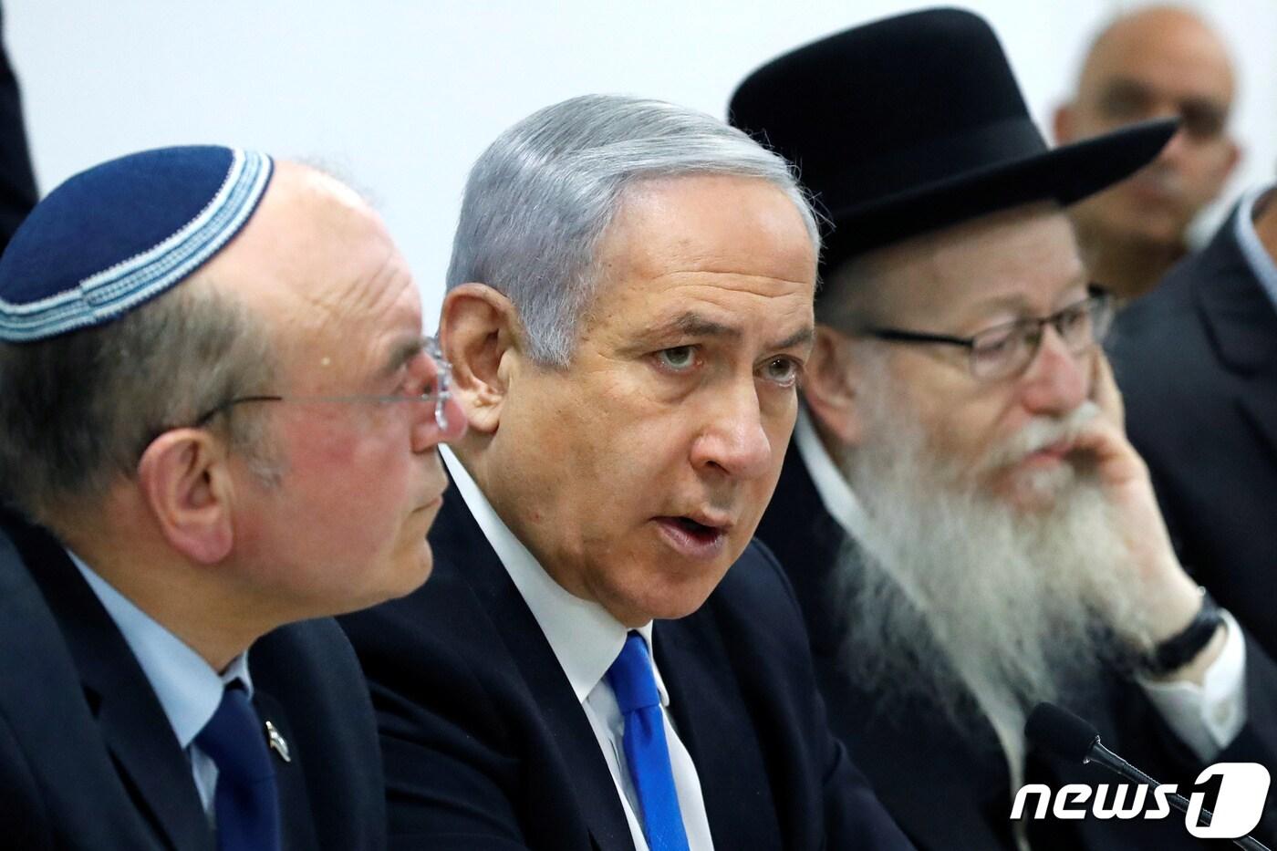 베냐민 네타냐후 이스라엘 총리(가운데) 23일 텔아비브 소재 보건부 청사에서 코로나19 대응 관련 긴급회의를 주재하고 있다. ⓒ 로이터=뉴스1