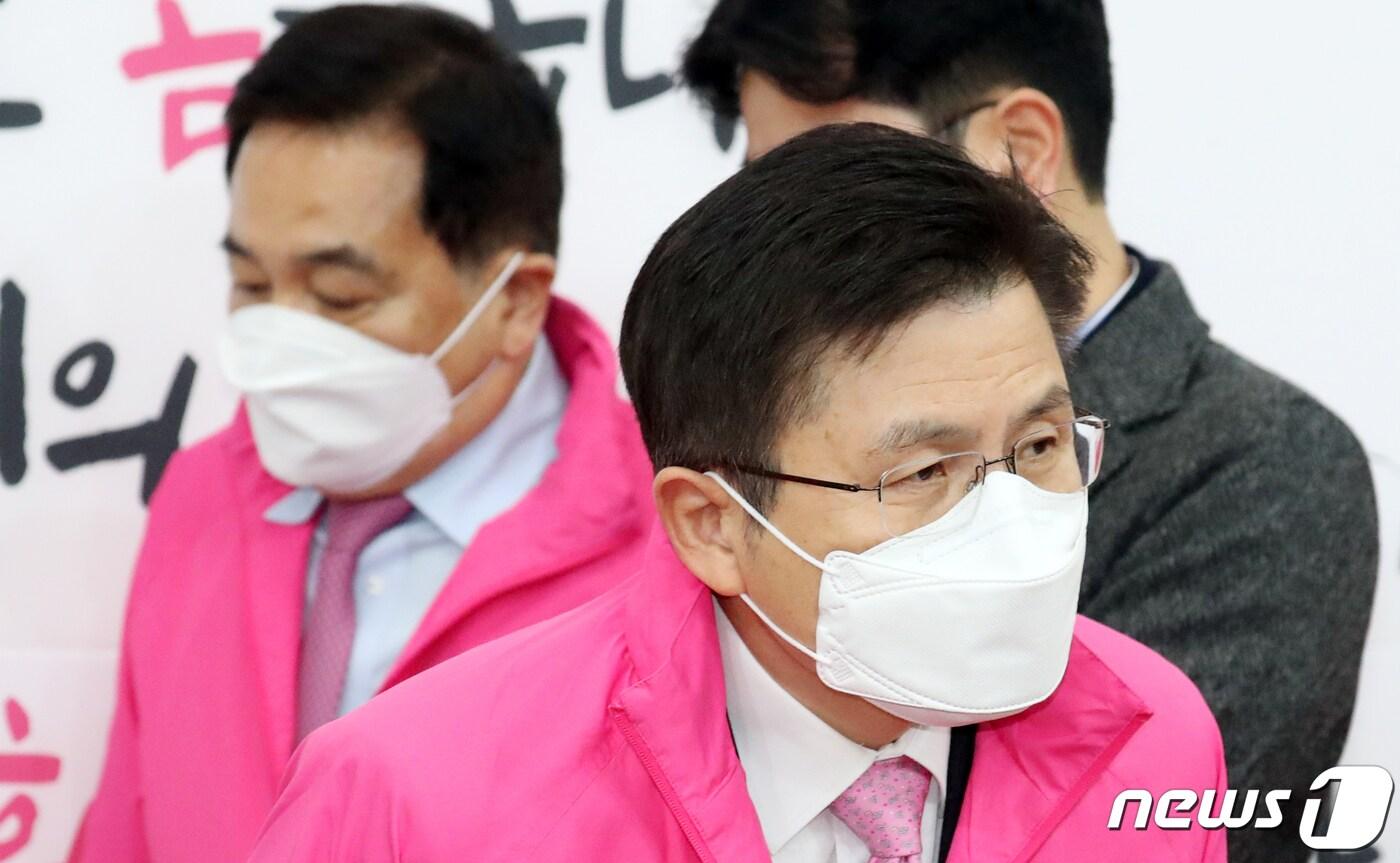 본문 이미지 - 황교안 미래통합당 대표와 심재철 원내대표가 24일 서울 여의도 국회에서 열린 최고위원회의에 참석하고 있다. 2020.2.24/뉴스1 ⓒ News1 김명섭 기자
