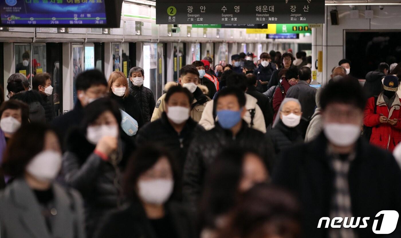 본문 이미지 - 24일 오전 부산도시철도 1호선 서면역에 신종 코로나 바이러스 감염증 (코로나19)예방을 위해 마스크를 착용한 시민들이 출근길에 오르고 있다. 2020.2.23/뉴스1 ⓒ News1 여주연 기자