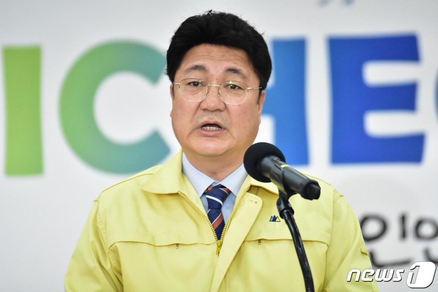 본문 이미지 - 엄태준 이천시장이 시청 소통큰마당에서 진행한 긴급 브리핑에서 코로나19에 대한 시의 대응상황에 대해 설명을 하고 있다. ⓒ News1 김평석 기자