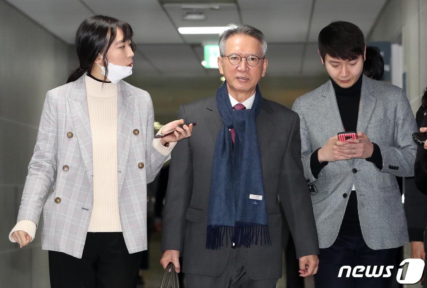본문 이미지 - 김형오 미래통합당 공천관리위원장이 24일 오전 서울 여의도 국회 의원회관에서 열린 공천관리위원회 회의에 참석하며 취재진 질문에 답하고 있다. 2020.2.24/뉴스1 ⓒ News1 박세연 기자
