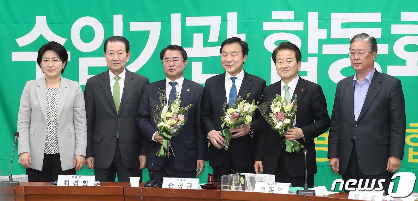 본문 이미지 - 지난달 24일 오전 서울 여의도 국회에서 열린 바른미래당·대안신당·민주평화당 3당 수임기관 합동회의 모습. 박주선 의원(왼쪽에서 두 번째), 최경환 의원(세 번째), 정동영 의원(다섯 번째), 유성엽 의원 등 호남 지역 민생당 의원들을 볼 수 있다.  2020.2.24/뉴스1 ⓒ News1 임세영 기자