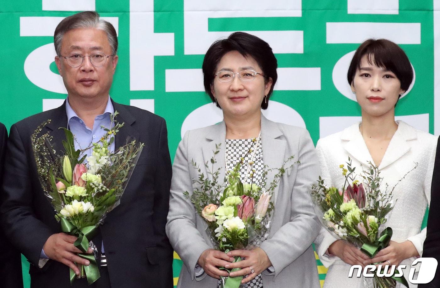 본문 이미지 - 유성엽·박주현·김정화 민생당 공동대표가 24일 서울 여의도 국회에서 열린 바른미래당·대안신당·민주평화당 3당 수임기관 합동회의에서 당대표로 선출돼 꽃다발을 받고 있다. 2020.2.24/뉴스1 ⓒ News1 김명섭 기자