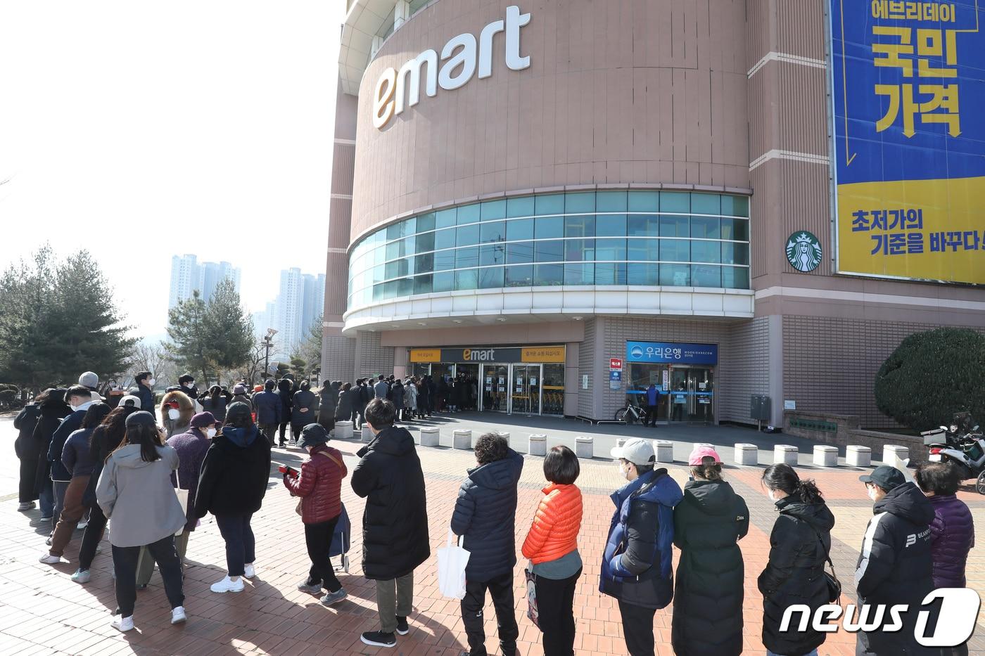 신종 코로나바이러스 감염증(코로나19) 확산으로 대구·경북지역에서 마스크 대란이 벌어지는 가운데 24일 오전 이마트 경산점에서 마스크를 구입하기 위해 많은 시민들이 줄지어 차례를 기다리고 있다. 이마트와 트레이더스는 코로나19로 인해 감염병 특별관리구역으로 지정된 대구·경북지역에 식약처 및 마스크 업체 '필트'와 협력을 통해 확보한 마스크(KF94) 221만개를 45% 가량 저렴한 가격(개당 820원·1인 30매 제한)에 판매한다. 2020.2.24/뉴스1 ⓒ News1 공정식 기자