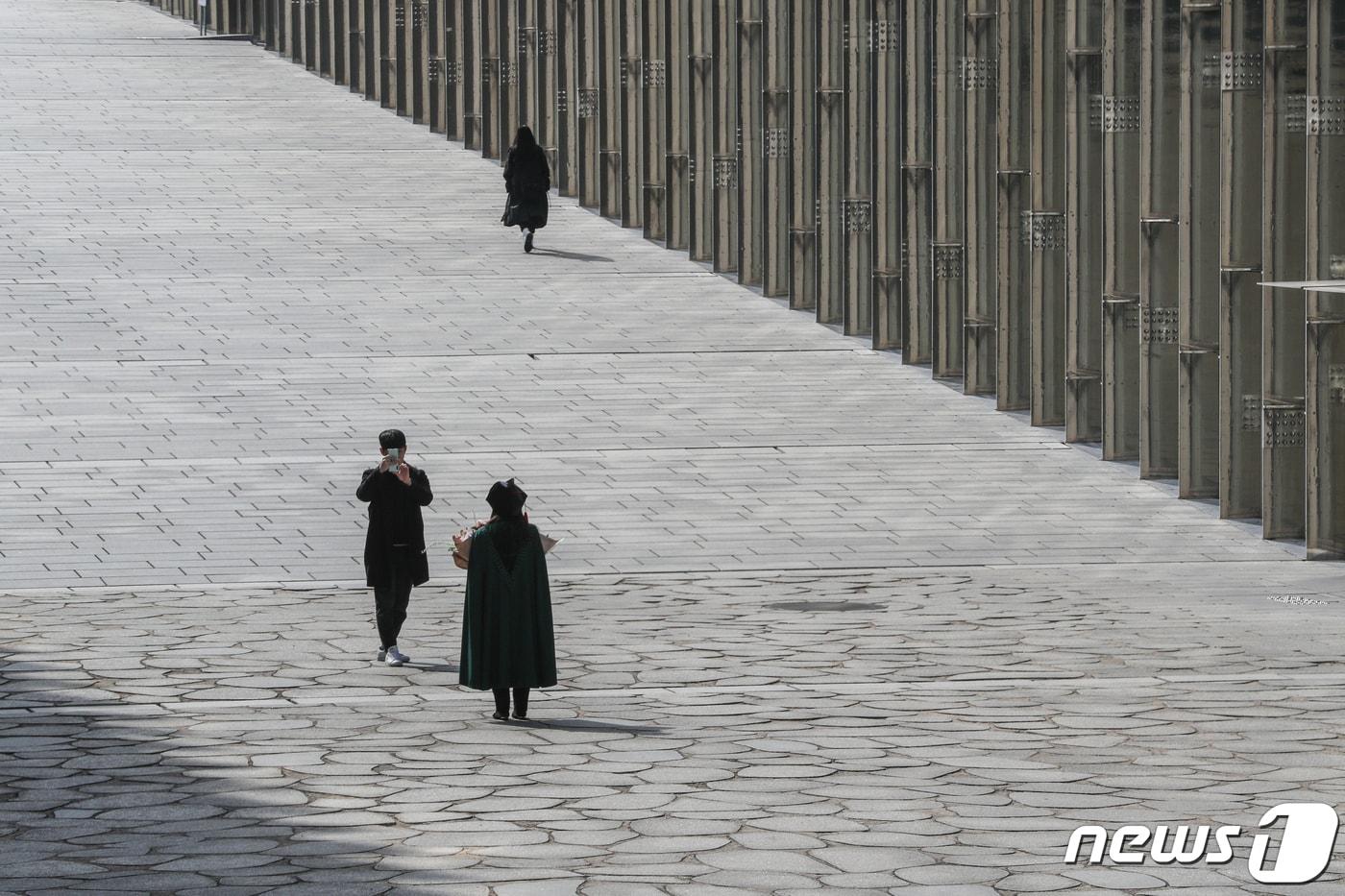 대학 졸업식에서 학생들이 사진을 찍고 있다. (자료사진) /뉴스1