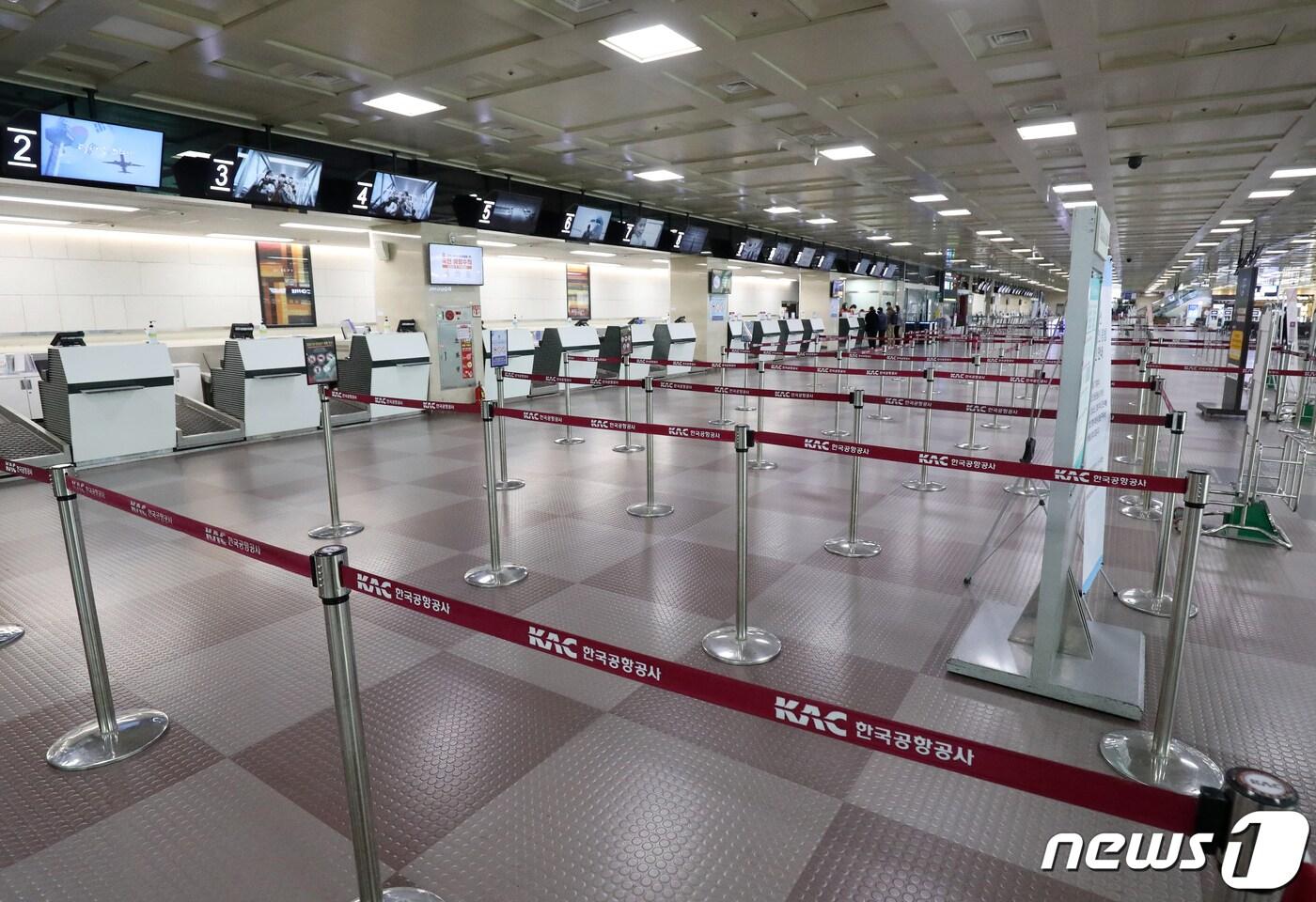신종 코로나바이러스 감염증(코로나19) 확산에 대구∼제주 노선을 비롯한 일부 항공사의 운항이 중단되고 일부 항공편이 결항하는 등 대구국제공항에 찬바람이 부는 가운데 24일 오후 공항 대합실 항공사 발권 창구가 텅 비어 있다. 2020.2.24/뉴스1 ⓒ News1 공정식 기자