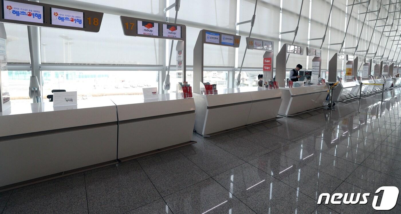 본문 이미지 - 사진은 이날 인천공항 출국장 여행사 카운터가 한산한 모습을 보이고 있다.  ⓒ News1 황기선 기자