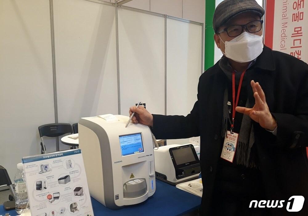 본문 이미지 - 장호성 프로챌코리아 이사가 23일 코엑스에서 혈소판 자동진단기에 대해 설명하고 있다. ⓒ 뉴스1 최서윤 기자