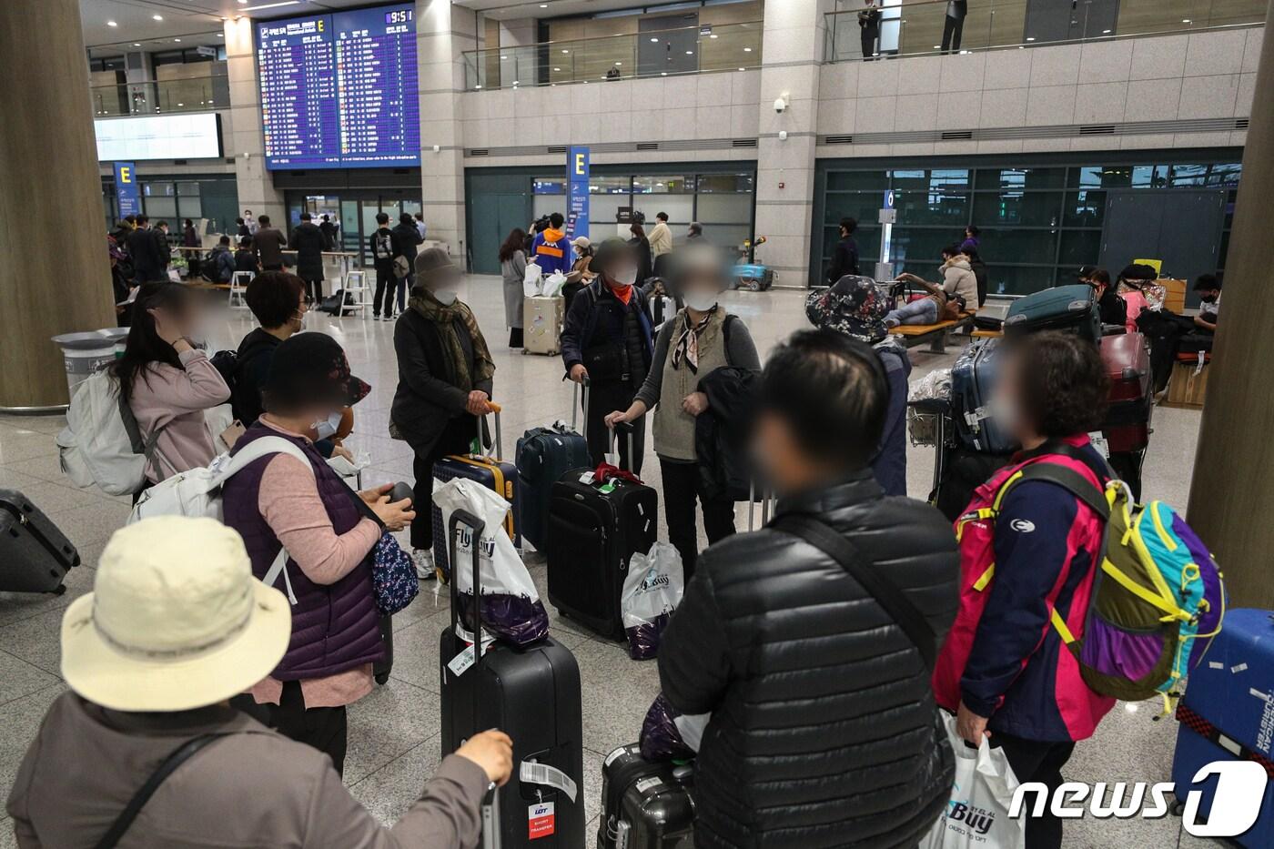 신종 코로나바이러스 감염증(코로나19)의 세계적인 확산으로 이스라엘 정부가 한국인의 입국 금지 조치를 내린 가운데 현지 공항에서 발이 묶였던 국민들이 25일 인천국제공항을 통해 귀국하고 있다. 2020.2.25/뉴스1 ⓒ News1 성동훈 기자