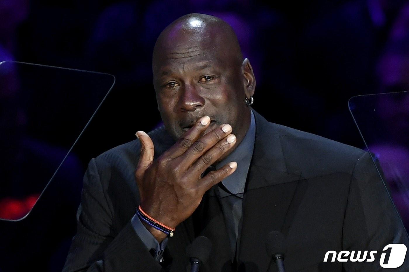 마이클 조던이 25일(한국시간) 헬기 사고로 사망한 코비 브라이언트의 추모식에서 눈물을 흘리고 있다. ⓒ AFP=뉴스1