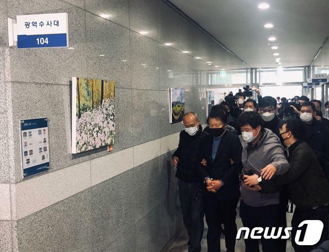 본문 이미지 - 국제PJ파의 부두목 조규석(61)이 25일 오전 11시35분께 경기북부지방경찰청 광역수사대 사무실로 조사받으러 들어가는 모습 ⓒ 뉴스1