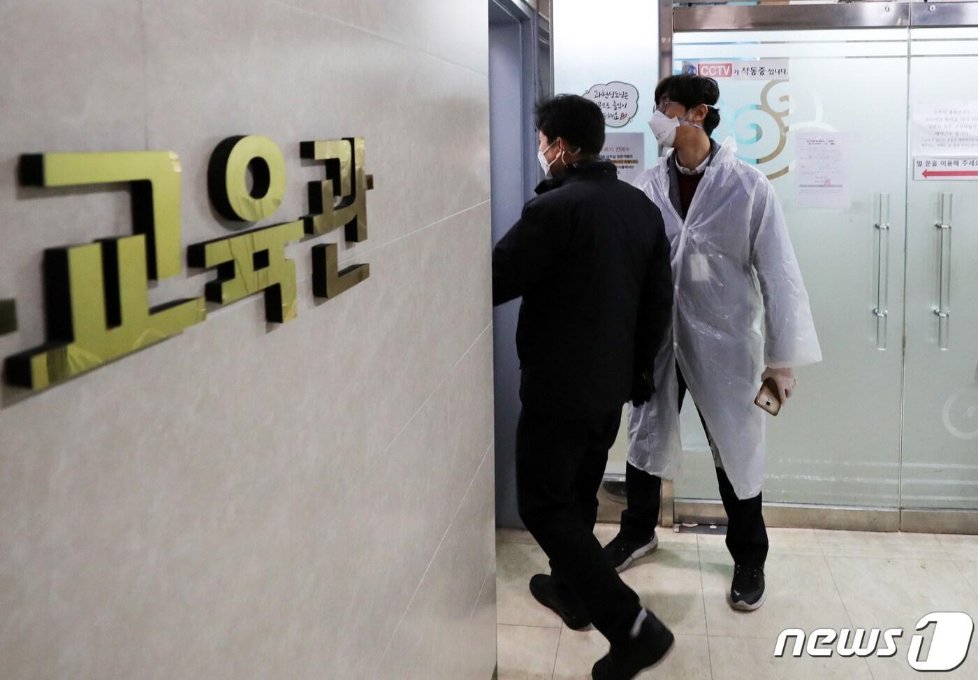 25일 오전 경기도 과천시 별양동 소재 신천지 본부에서 경기도 관계자들이 강제역학조사를 벌이고 있다. 경기도는 "신천지 과천교회 신도 가운데 2명이 신종코로나 바이러스 감염증(코로나19) 확진판정을 받았으며 신도명단을 제출하겠다고 했지만 정확한 명단인지 알 수 없어 과천 본사에 대한 강제역학조사에 들어가게 됐다"고 밝혔다. 2020.2.25/뉴스1 ⓒ News1 조태형 기자