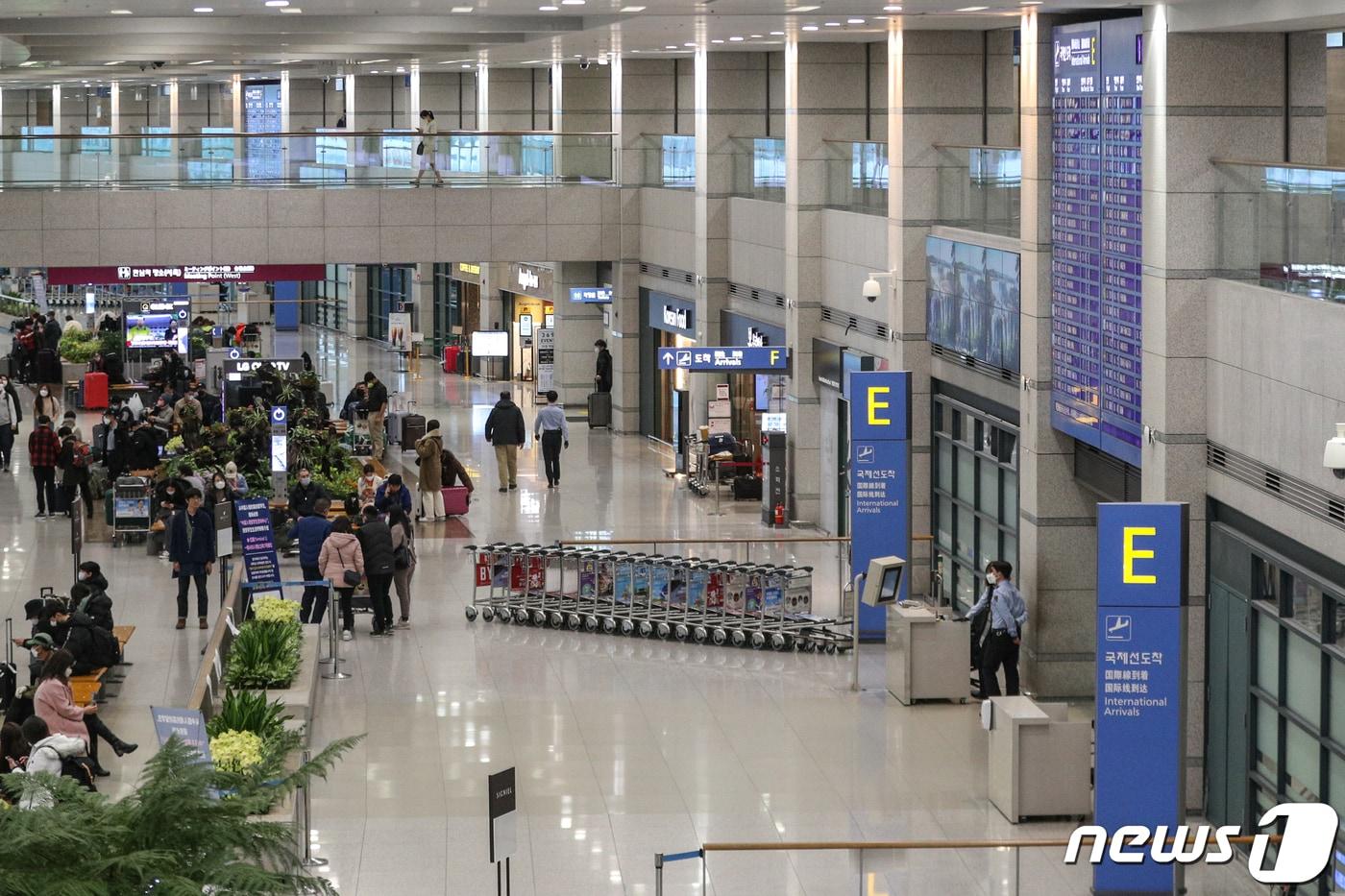 본문 이미지 - 25일 오후 한산한 모습을 보이고 있는 인천국제공항 제1터미널 입국장.  ⓒ News1 성동훈 기자
