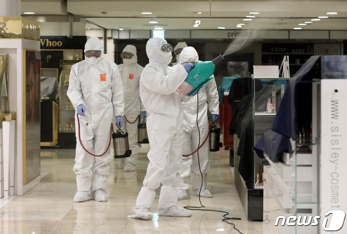 25일 부산 롯데백화점 동래점이 신종 코로나 바이러스 감염증(코로나19)방역작업을 실시하고 있다. 롯데백화점과 롯데마트 부산 동래점은 부산 31번 확진자가 지난 21일 방문한 곳이다. 2020.2.25/뉴스1 ⓒ News1 여주연 기자