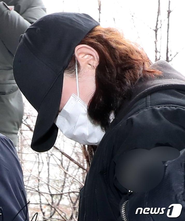 본문 이미지 - 7개월 아들을 바닥에 던져 숨지게 한  미혼모 A씨(20·여)/뉴스1 ⓒ News1 정진욱 기자