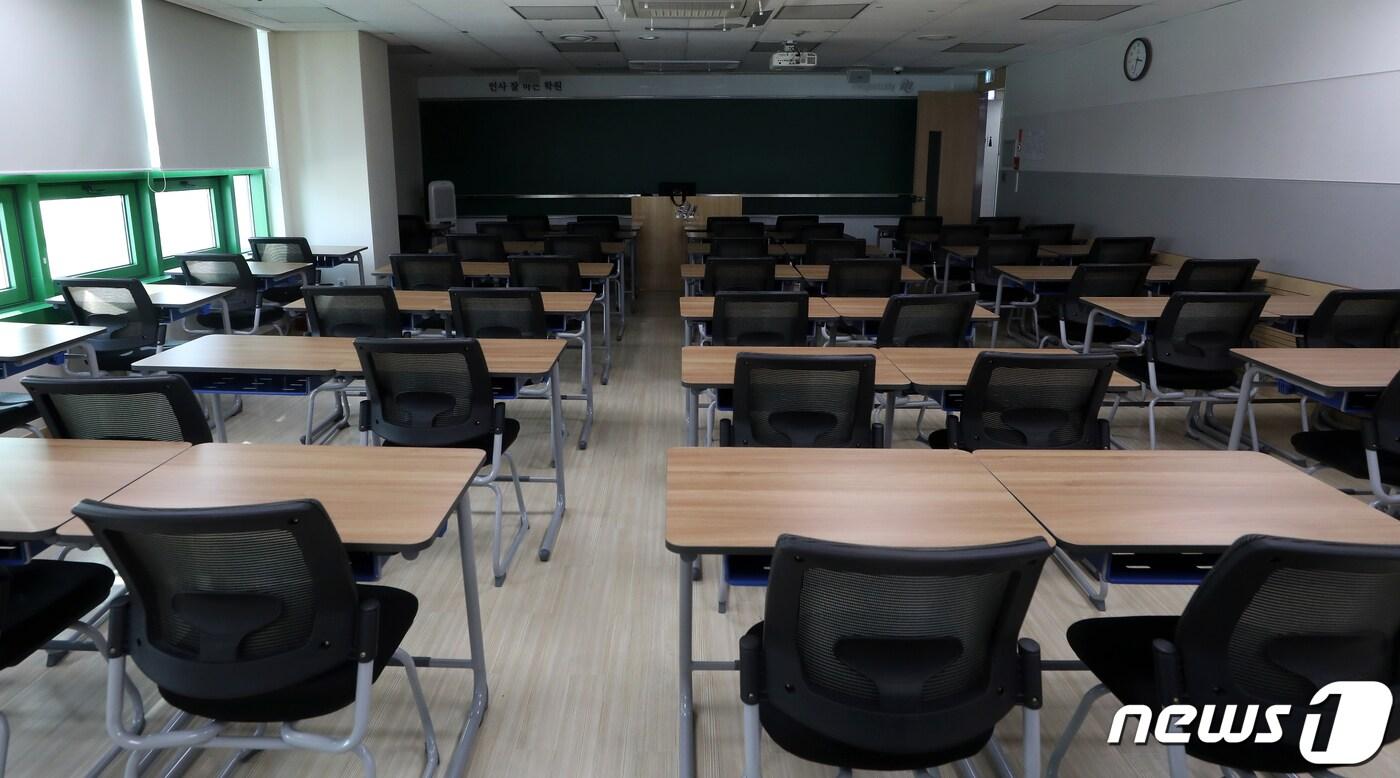 신종 코로나바이러스 감염증(코로나19) 확산으로 25일 오후 서울 동작구의 한 대형학원 강의실이 텅 비어있다. 2020.2.25/뉴스1 ⓒ News1 이동해 기자