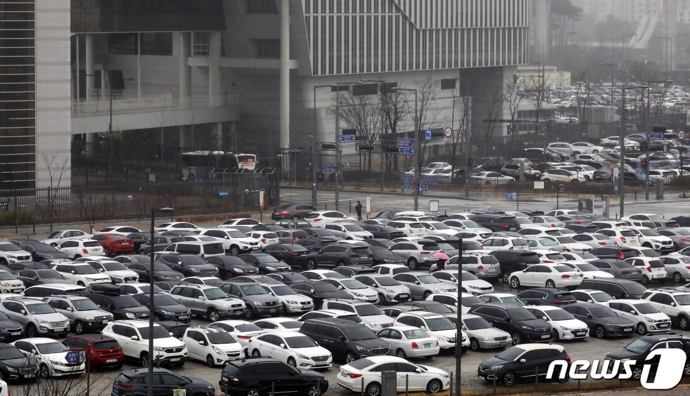 정부세종청사에 차량이 빽빽이 주차된 모습./뉴스1 ⓒ News1 장수영 기자