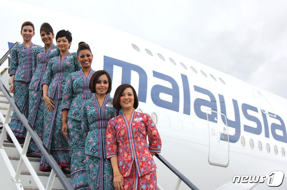 본문 이미지 - 전통 케바야 복장을 한 말레이시아항공 승무원들 (말레이시아항공  제공) ⓒ 뉴스1