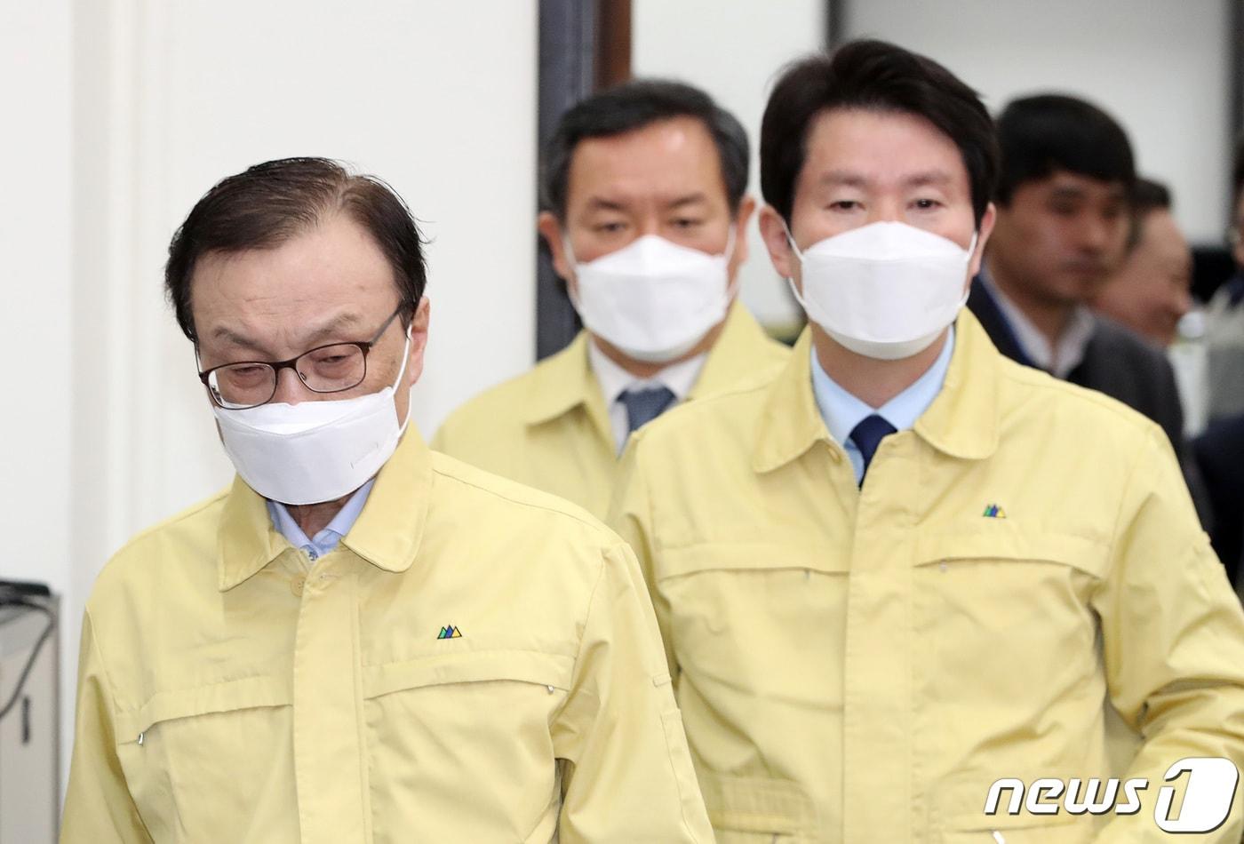 본문 이미지 - 이해찬 더불어민주당 대표와 이인영 원내대표가 26일 오전 서울 여의도 국회에서 열린 최고위원회의에 마스크를 쓰고 참석하고 있다. 2020.2.26/뉴스1 ⓒ News1 박세연 기자