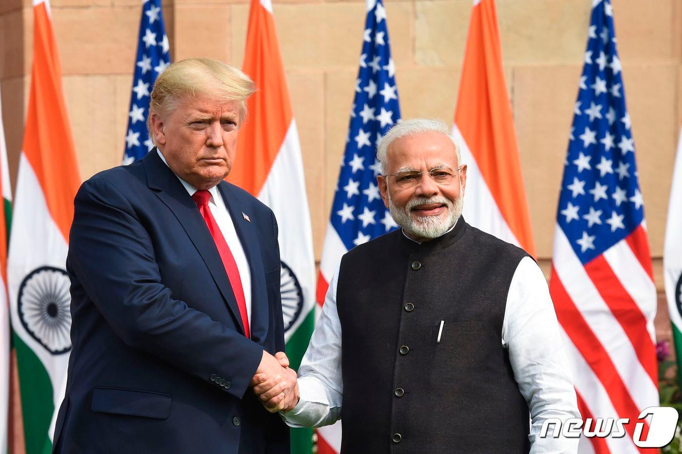 도널드 트럼프 미국 대통령이 뉴델리에 있는 하이데라바드 하우스에서 나렌드라 모디 인도 총리와 정상회담을 가지기 전에 악수를 하고 있다. ⓒ AFP=뉴스1 ⓒ News1 우동명 기자