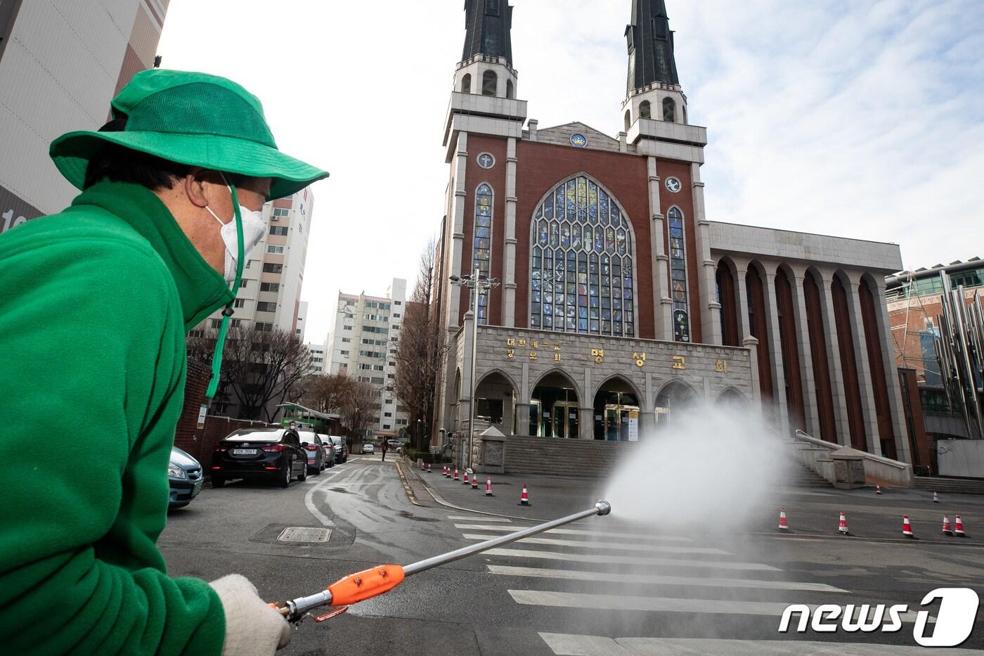 본문 이미지 - 신종 코로나바이러스 감염증(코로나19) 확진자가 1000명을 돌파한 26일 서울 강동구 명성교회에서 관계자들이 방역작업을 하고 있다. 강동구는 25일 부목사 등 2명의 확진자가 발생한 것과 관련 현장대책반을 구성하고 교회 앞에 임시 선별진료소를 운영한다. 2020.2.26/뉴스1 ⓒ News1 유승관 기자