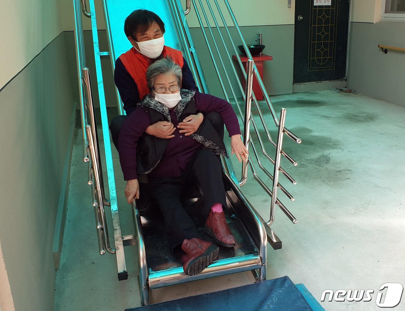 본문 이미지 - 26일 오후 광주 서구 농성동 한 요양원에서 한 어르신이 피난 미끄럼대 훈련을 진행하고 있다.(광주서부소방서 제공) 2020.2.26 /뉴스1 ⓒ News1